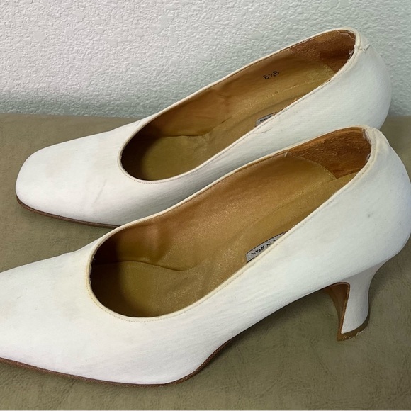 An 8.5B used pair of Hype Made in Spain Square Toe Block Heel White Leather Pump - Picture 12 of 16
